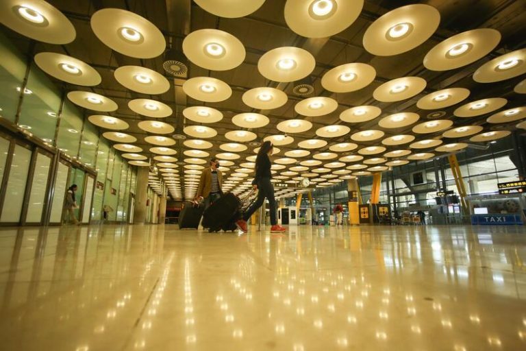 El Gobierno prorroga la limitación de los vuelos desde Brasil y Sudáfrica