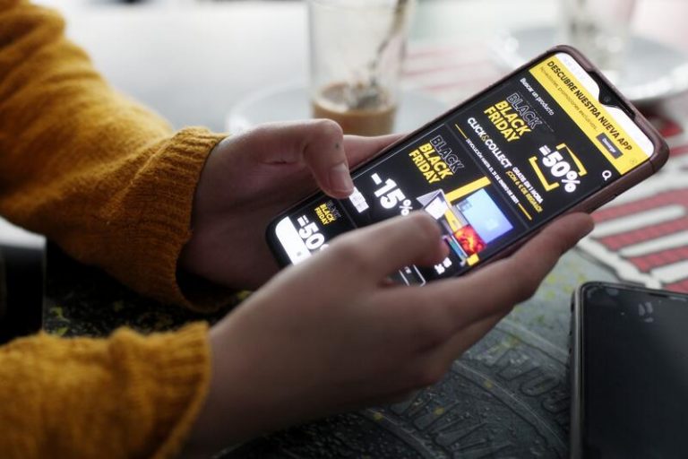 La mitad de los españoles compró 'online' entre junio y diciembre de 2020