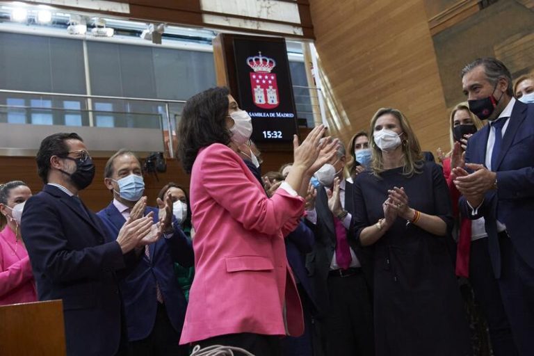 Ayuso toma posesión arropada por Casado y presidentes autonómicos del PP