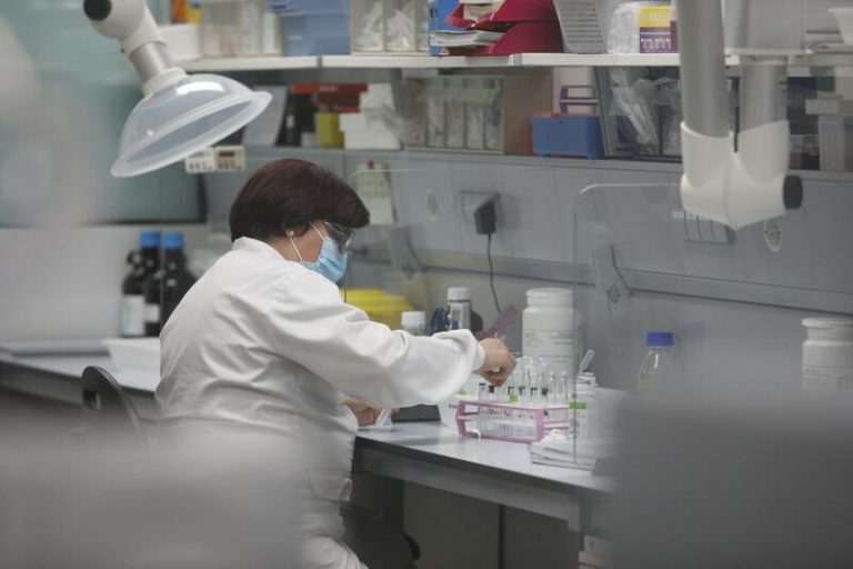 Unidas Podemos pide al Gobierno medidas para eliminar la brecha de género en la ciencia