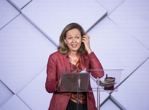 Calviño defiende los indultos por su contribución a la Calviño defiende los indultos por su contribución a la