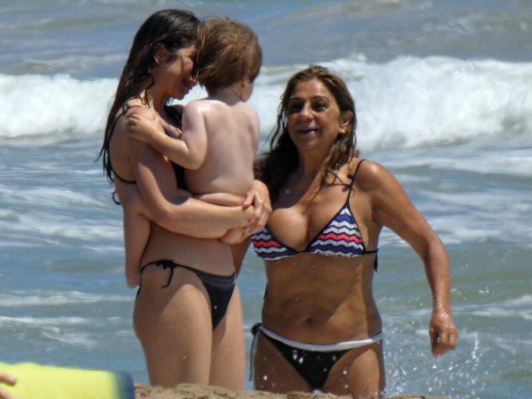 Lolita Flores, feliz día de playa con su hija y su nieto Noah