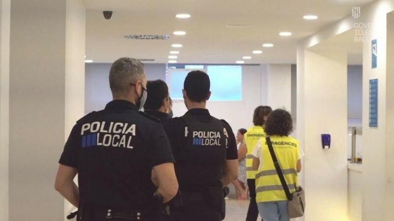 Siguen inspeccionado establecimientos y zonas que favorecieron el 'macrobrote' en Mallorca