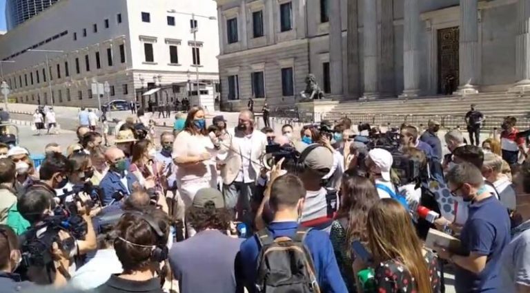 La AVT rinde homenaje a las víctimas fuera del Congreso por segundo año y pide la ilegalización de Bildu