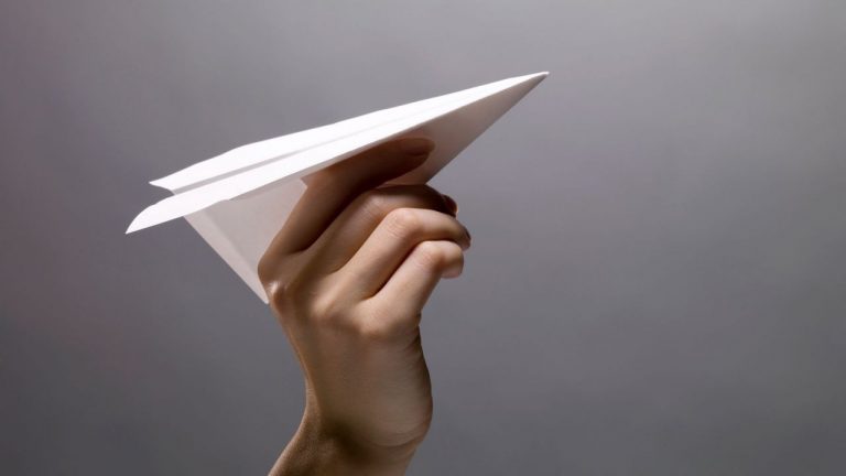 Cómo se hace un avión de papel que se mantenga en el aire