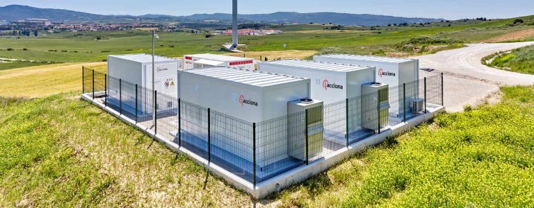 Acciona conecta la primera planta de almacenamiento renovable con batería recicladas