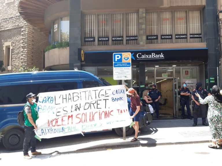 Activistas de la PAH de Barcelona ocupan una oficina de CaixaBank de Manresa