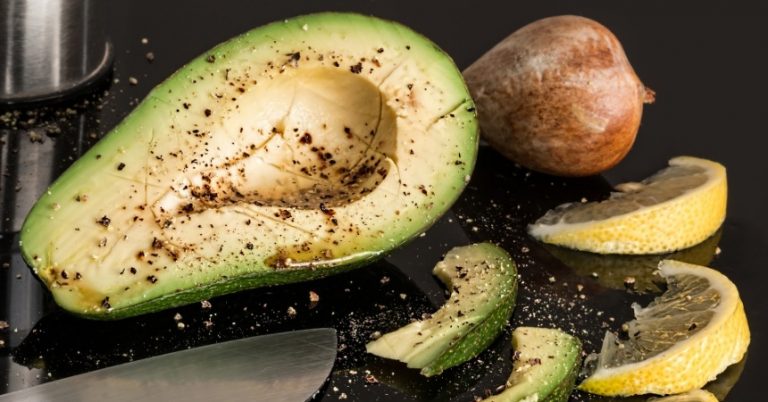 Aguacate: esta es la cantidad que debes echarle a tu ensalada para aportarle proteínas