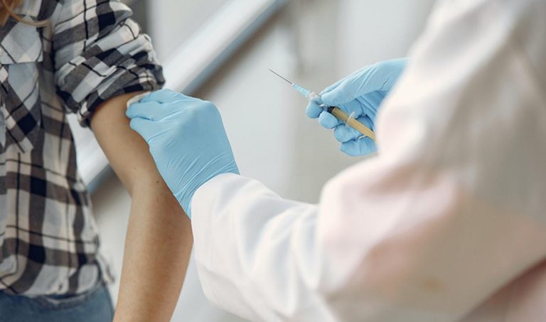 Andalucía baja su tasa hasta 184,7 y suma 1.315 casos y dos muertos