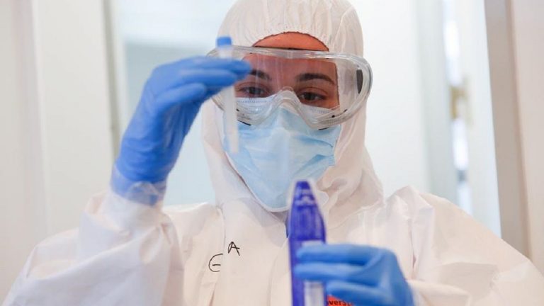 Andalucía suma 1.196 positivos, un fallecido y su tasa baja cuatro puntos hasta 180