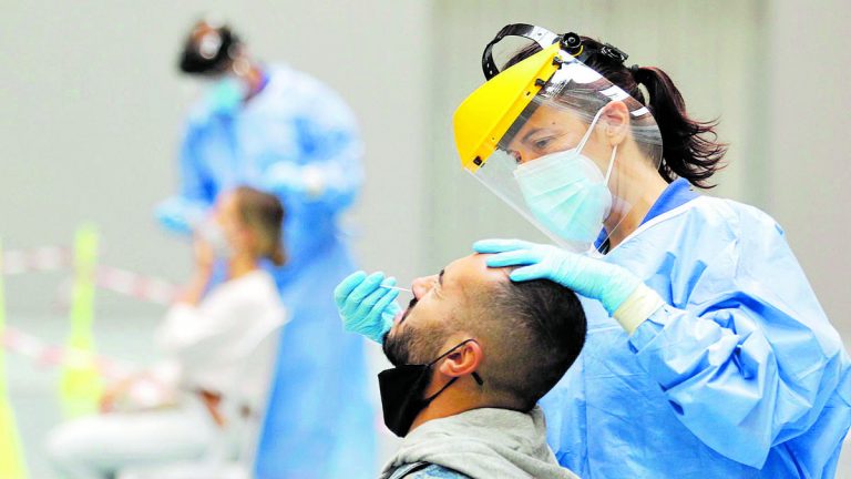 Andalucía sube su tasa hasta 179,3, suma 1.453 casos y una muerte