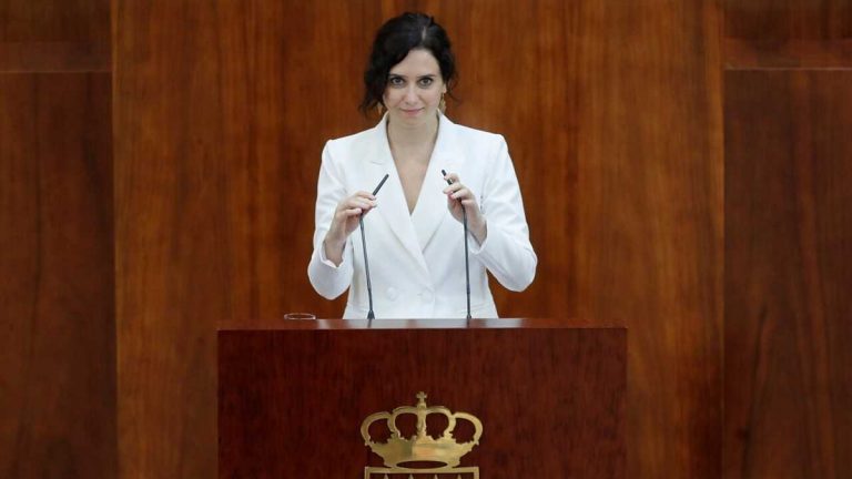 Ayuso dará ayudas de 14.500 euros por hijos para madres menores de 30