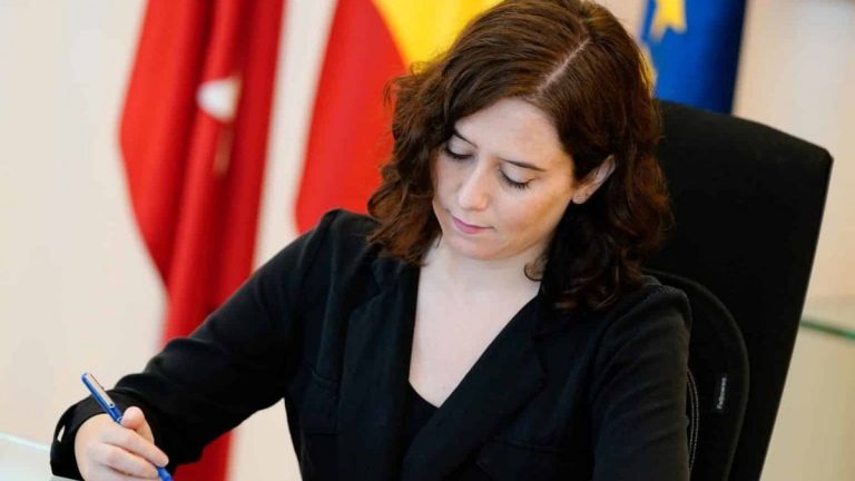 Ayuso y Urkullu encabezan las quejas contra Darias por el documento de 'nueva normalidad'