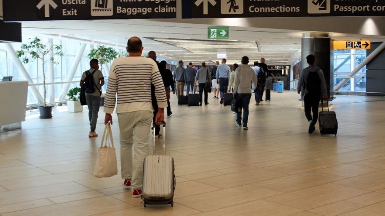 Bruselas recuerda a España que el consenso es pedir PCR a los turistas de fuera de la UE