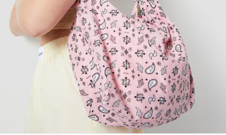 Este bolso estampado de Pull&Bear es el mejor del verano y cuesta 17,99 euros