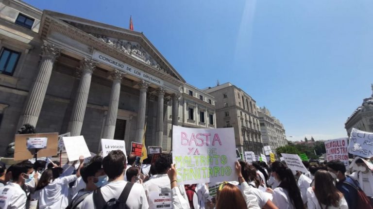 Cientos de aspirantes a MIR vuelven a manifestarse contra la contracación de plazas