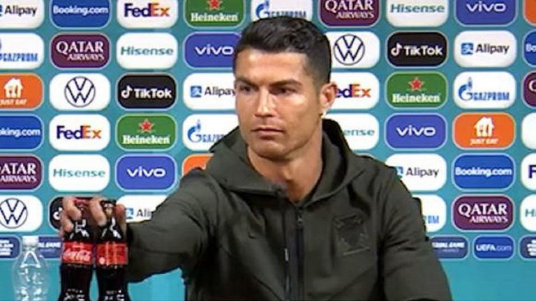 La polémica relación de Cristiano Ronaldo con Coca-Cola