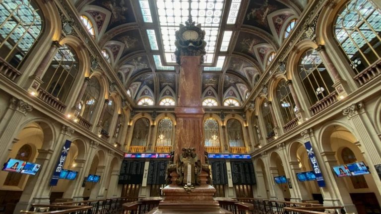 El Ibex 35 avanza un 0,5% en la media sesión con Telefónica como 'farolillo rojo'