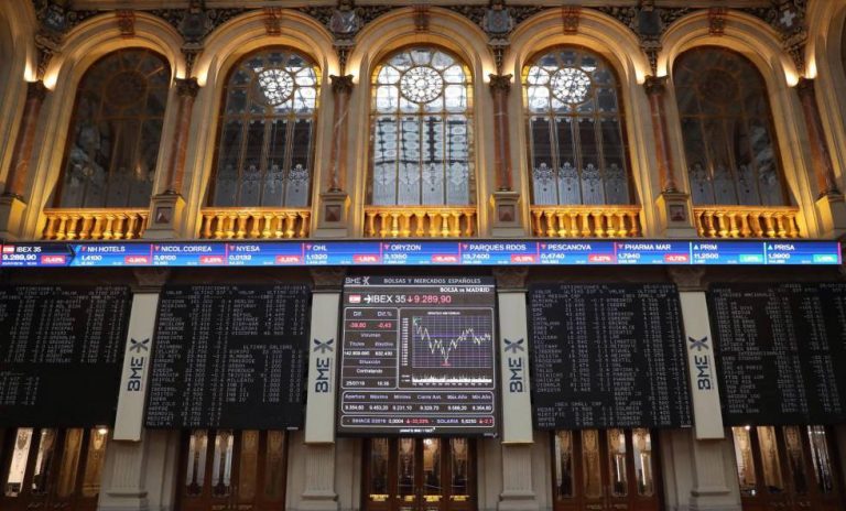 El Ibex 35 se aleja de los 9.000 puntos con un retroceso de casi el 2% en la sesión