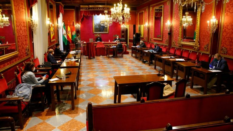El grueso de los ediles de Granada abandona el Pleno contra permanencia del alcalde