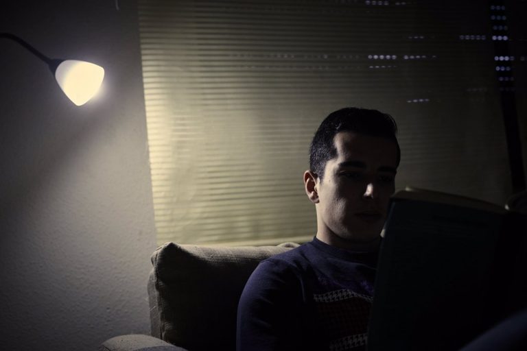 El precio de la luz cae a su nivel más bajo de la semana, con 87,22 euros por MWh