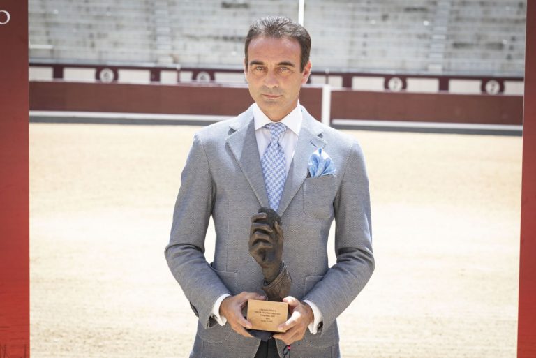 Enrique Ponce recibe un premio muy especial a su trayectoria sin el apoyo de Ana Soria
