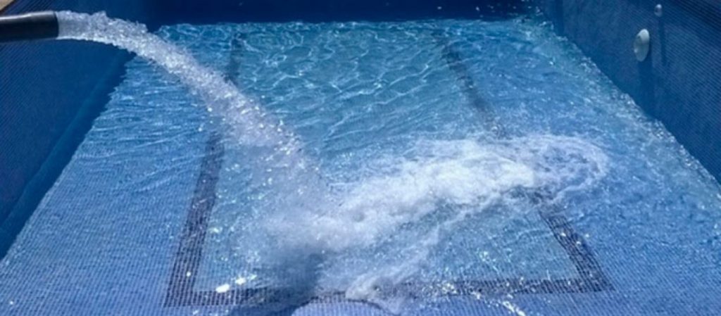 ¿Cuánta agua debo utilizar para llenar la piscina y que sea seguro?