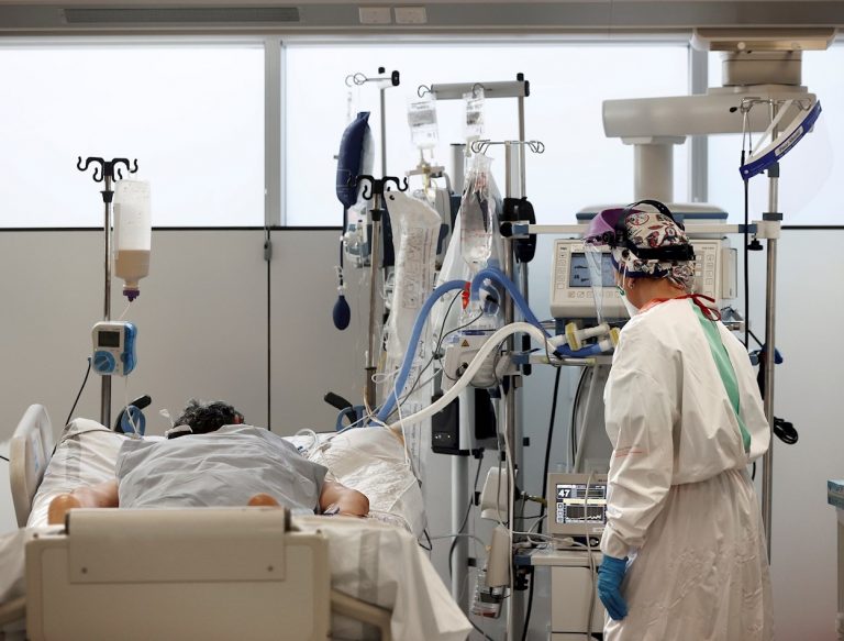 Galicia tiene tres jóvenes, uno de 22 años, ingresados en UCI