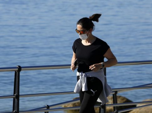 Galicia propone retirar la mascarilla fuera