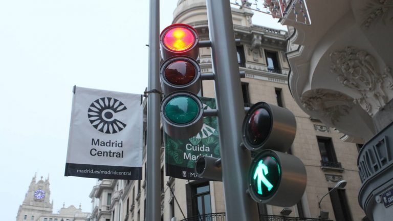 Una protesta corta la Gran Vía para pedir la restauración de Madrid Central
