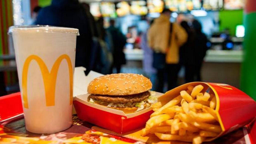 El pasado más 'digno' de Belén Esteban antes de Sálvame 5 Juan Carlos Castilla le dio la mano a la colaboradora