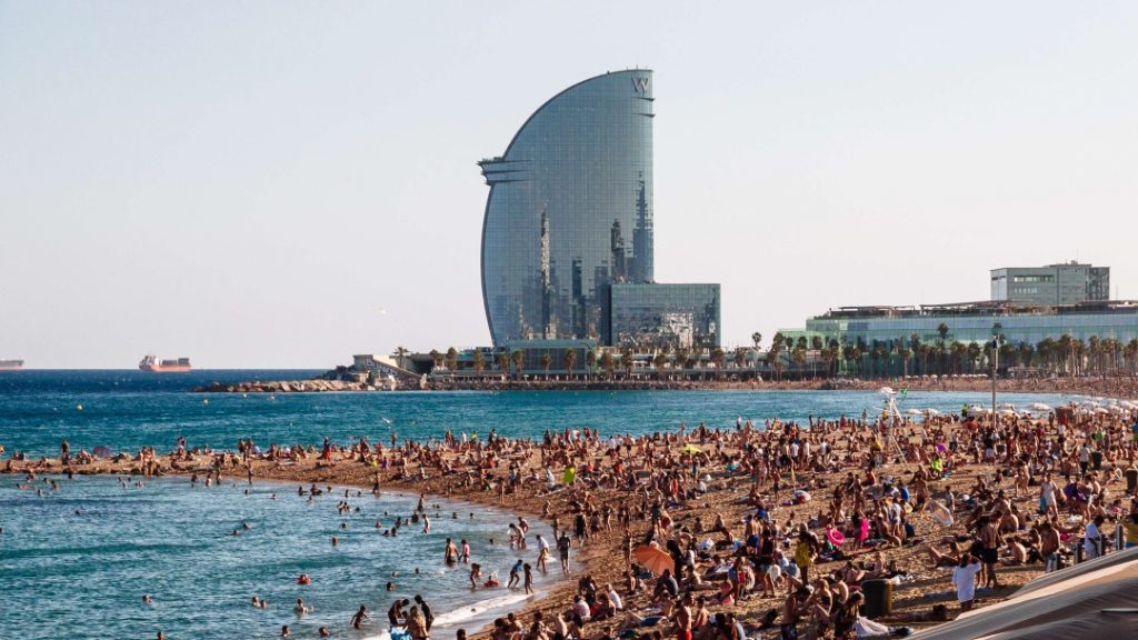 Playas urbanas de España que están a la puerta de tu casa 140 La Barceloneta playas urbanas
