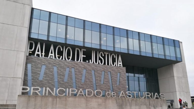Juzgan a un hombre acusado de agredir sexualmente a la hija de un amigo en Mieres