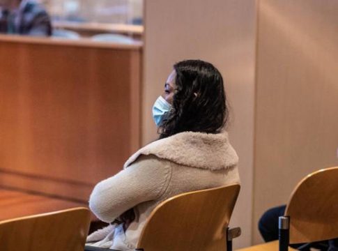 La acusada de apuñalar al padre de su hijo a la salida del colegio reconoce los hechos