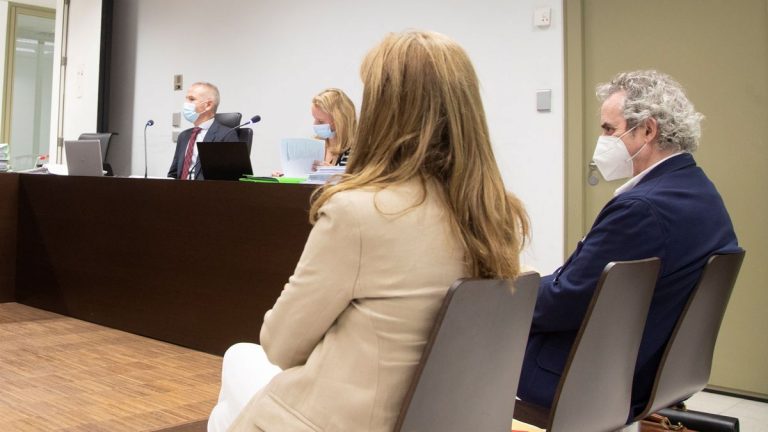 La defensa de Ildefonso Falcones cuestiona a técnicos de Hacienda del juicio por presunto fraude