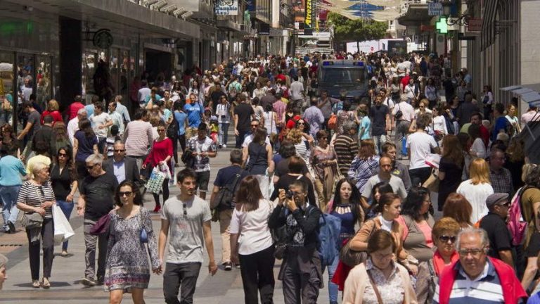 La llegada de migrantes compensa el descenso de población por la pandemia