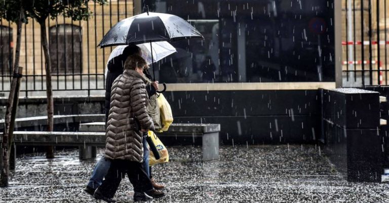El fin de semana comienza con lluvias, tormenta, granizo y bajada térmica
