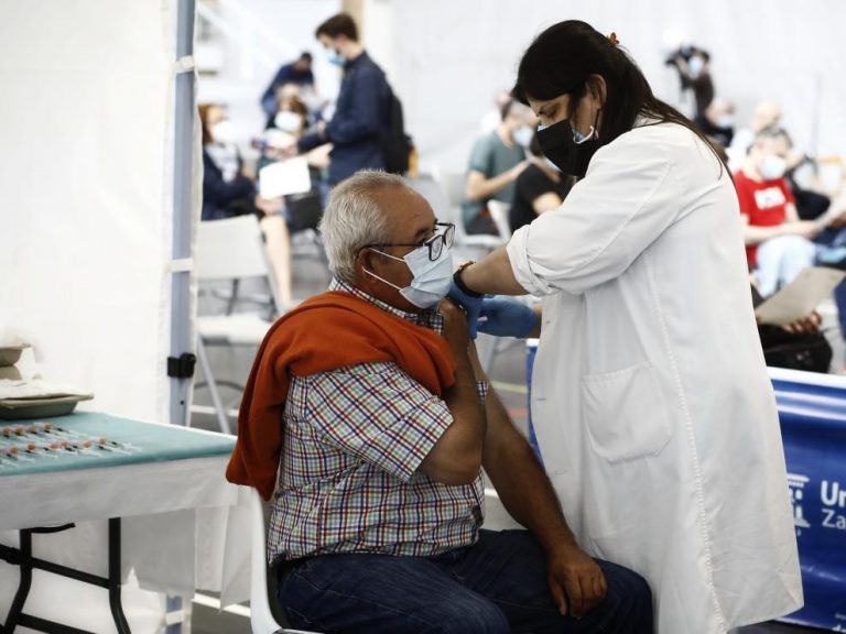 Los aragoneses mayores de edad podrán pedir en julio cita para la vacuna