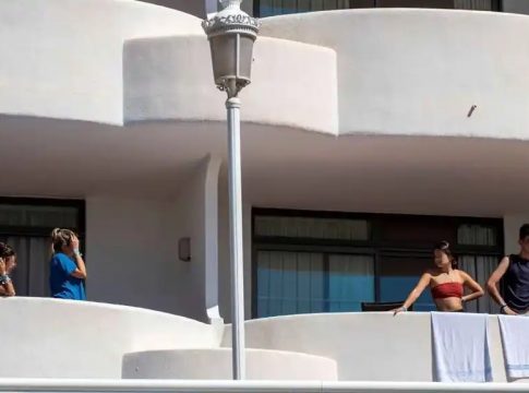 Los estudiantes contagiados en el 'macrobrote' de Mallorca ya superan los 1.100 casos