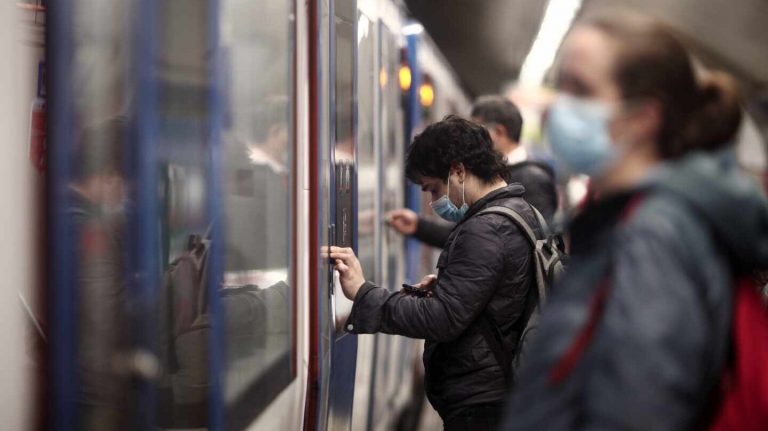 Los transportes públicos madrileños seguirán recordando la obligatoridad del uso de mascarilla