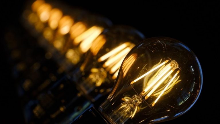 El Gobierno aprueba por urgencia la bajada del IVA de la luz al 10%