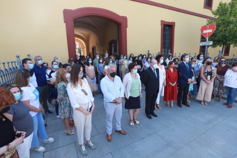 Minuto de silencio en la Diputación de Sevilla por Rocío Caíz