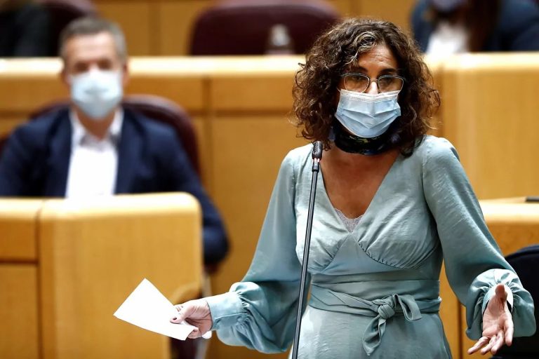 Montero culpa al PP de los rumores sobre remodelación de Gobierno