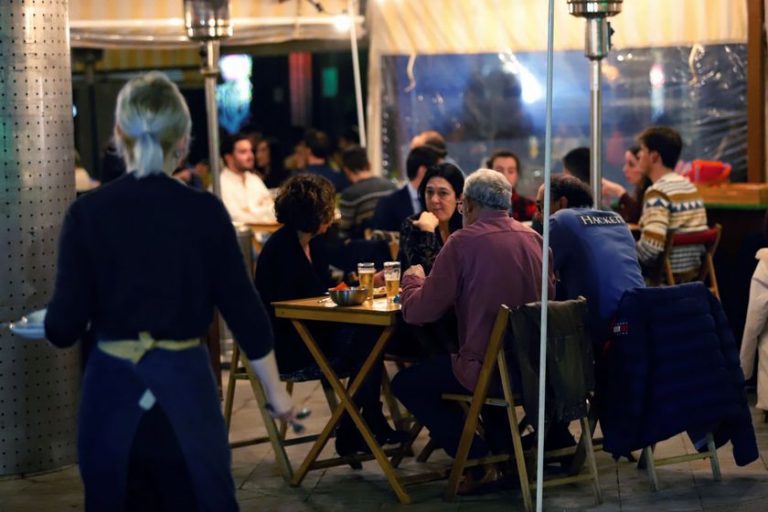 Murcia amplía el horario de cierre de bares y restaurantes