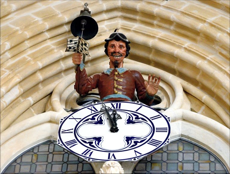 Un 'Papamoscas' de dos metros, mascota oficial de los 800 años de la Catedral de Burgos