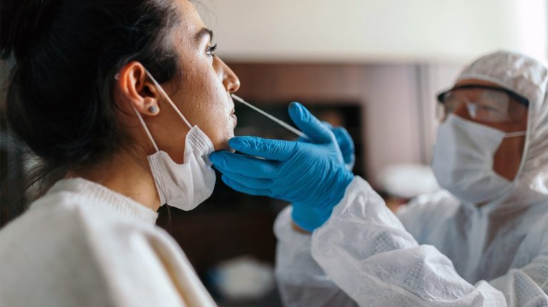 Pasar la COVID-19 reduce el riesgo de infección hasta 10 meses