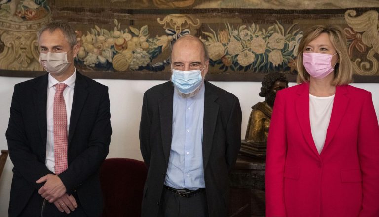 La USAL y Patrimonio Nacional dan luz a la nueva antología poética de Raúl Zurita