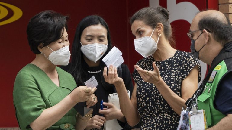 La Reina y la Primera Dama de Corea conocen el modelo social y laboral del Grupo Social ONCE