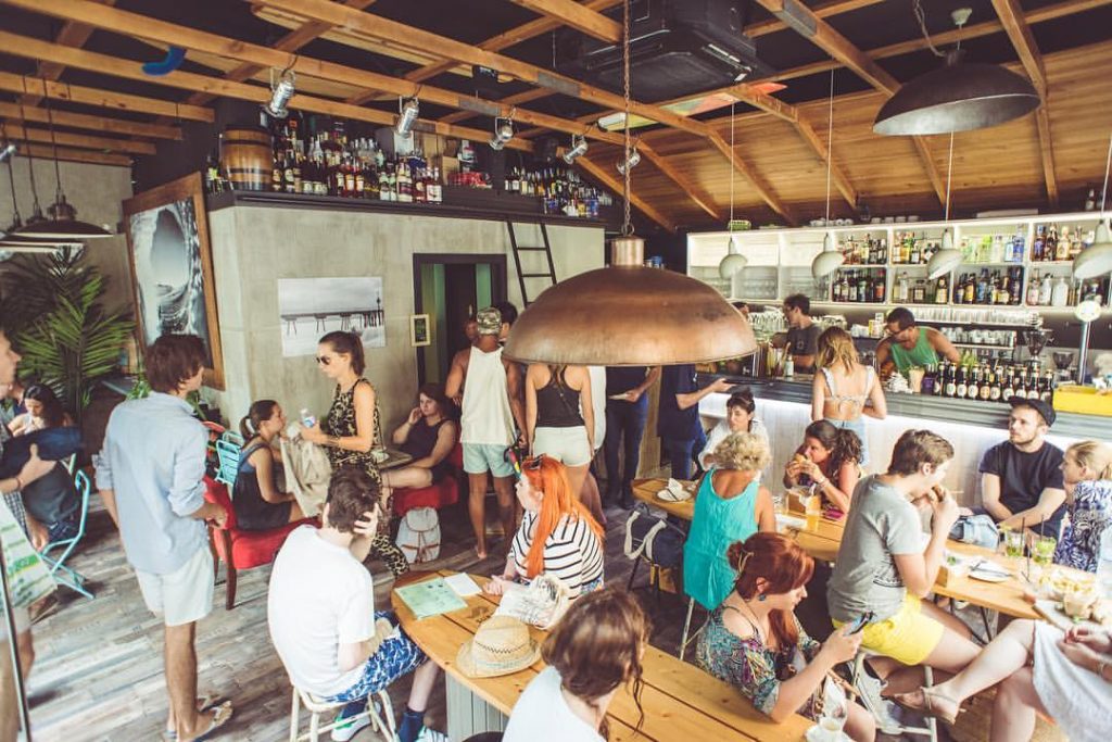 Barcelona: terrazas al aire libre que te recomendamos para disfrutar del verano 69 Surf House Barcelona