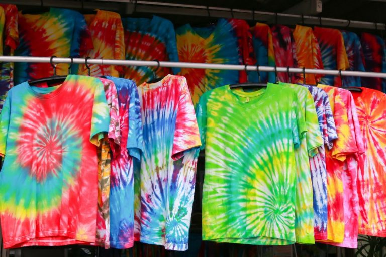 Cómo teñir camisetas con estampado tie-dye